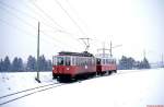 Bei Mutters ist ein Zug der Stubaitalbahn unterwegs nach Fulpmes (Januar 1980)