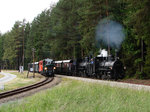 Doppelausfahrt in Altnagelberg: Növog Doppeldampfzug mit Mh1+Mh4 nach Litschau und WSV Fotozug mit 2091.02+2091.09 nach Heidenreichstein.
Altnagelberg 05.06.2016. 