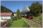 Die Sächsische IV K 99 568 der Preßnitztalbahn als Vorspann vor U1 mit dem zweiten Zug von Kienberg nach Lunz am See am 27.9.2020 kurz nach der Ausfahrt aus der Haltestelle Gasthof Paula.