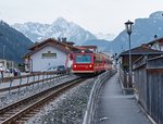 Zillertalbahn VT6 von Mayrhofen Richtung Jenbach in  Zell am Ziller am 2.4 2016.