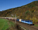 Aufgrund der Umwetter in der letzten Woche und der daraus resultierenden Verspätungen ist der WLC-Hackschnitzelzug 42003 mit dem planmäßigem CD-Vectron (383.002) am 31.Oktober 2018 auf