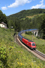 1216.240 fährt mit RJ-71 beim Ghega-Museum und der Kalten-Rinne bei Breitenstein am 29.7.17