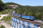 Blauer Zug mit blauen Viadukt am 1.8.17 am Wolfsbergkogel mit 1216.235 und RJ-71 am 1.8.17