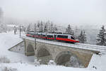 Der ganz neu im City-Jet-Look befindliche  Semmering-Triebwagen  4023.011 überquert am 14.1.18 den Kartnerkogel-Viadukt am Wolfsbergkogel.