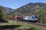 1216.019 fährt mit RJ-133 im frisch ausgeschnittenen Streckenabschnitt zwischen Payerbach und Küb am 20.4.18