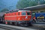 ÖBB 1044 027 mit Güterzug in Richtung Wr.