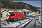 1216 227 fährt am 4.12.2019 mit einem railjet durch den Bahnhof Spital am Semmering.