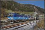 383 005 + 383 201 mit Güterzug in Spital am Semmering am 4.12.2019.