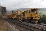 Der BDS-2000 (Ballast Distribution System) von Plasser&Theurer besteht aus zwei Teilen und wurde hier mit einem Wagen MFS-40 (Materialförder und Siloeinheit) ergänzt.