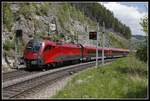 1116 236 mit Railjet bei Breitenstein am 18.05.2020.