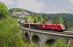 Mit dem RJ 558 (Graz Hbf - Flughafen Wien) konnte die 1116.225  Heute - Für morgen - Für uns  am 20.05.2023 auf dem Kartnerkogel-Viadukt bei Wolfsbergkogel aufgenommen werden.