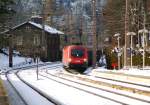 1116 245 mit OIC556 von Graz nach Wien Meidling bei der Einfahrt in Breitenstein, 16.01.2010.