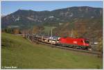 Teilkleberlok (Teilwerbelok) 1116.260  Sicher durch Europa  fhrt mit dem SITFA-Autoganzzug GAG 46769 durch die wunderschn herbstlich verfrbte Landschaft bei Eichberg am Semmering. 30.10.2010