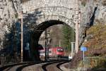 1216 233 hat soeben den Polleros-Tunnel verlassen, befindet sich am Krausel-Klause-Viadukt und wird in wenigen Sekunden den kleinen Krausel-Tunnel durchfahren.