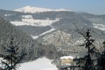 Weinzettelwandgalerie  mit  EC-158  und  Schneeberg im Hintergrund.