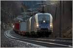 WLB ES64U2 024 + 1216 953 rollen mit einem Containerzug auf der Semmering Sdrampe talwrts.