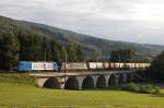 Im abendlichen Streiflicht fahren am 21.08.2013 die 2016 904 und 182 561 mit Zug 42002 auf dem Holzergrabenviadukt bei Steinhaus Richtung Semmering.