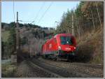 1116 215 mit einem Gterzug im Bereich Kreuzberg kurz vor Klamm-Schottwien am 25.11.2006.