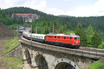 Mit einer Portion Glück hatte ich bei Gewitterstimmung am Wolfsbergkogel 1110.505 und die ersten Wagen des Sdz-14921 am 28.5.16 noch in der Sonne.