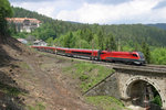 Bei Gewitterstimmung fährt 1116.238 mit RJ-653 durch die frisch ausgeschnittene Hst.Wolfsbergkogel am 28.5.16