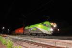 Spät abends am 21.7.2025 warten die 1016 036 und die 1016 025 mit einem gemischten Güterzug von Selzthal nach Wels Vbf im Bahnhof Windischgarsten auf die Weiterfahrt.