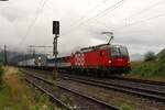 Mit einer voll beladenen RoLa von Wels Terminal nach Maribor Tezno steht am Nachmittag des 25.7.2025 die 1293 133 im Bahnhof Pießling-Vorderstoder und wartet auf die Weiterfahrt nach