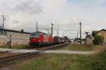 Im Bahnhof Micheldorf wartet am 24.7.2025 die 1293 091 mit einem gemischten Güterzug von Linz Vbf nach Graz Vbf auf die Weiterfahrt.