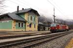 Am Weg von Kirchdorf an der Krems nach Selzthal mit dem Klimaschneepflug wartet am 1.12.2025 die 1293 192 im Bahnhof Steyrling vor dem historischen Bahnhofsgebäude auf die Weiterfahrt.