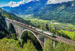 Zwei 193er der SETG überqueren am 14.5.2017 mit einem Kesselwagenzug, die Falkensteinbrücke bei Obervellach.