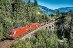 1116 151-2 und 1116 191-8 überquren mit einem Mischer, auf der Fahrt in Richtung Kärnten, das Hundsdorfer-Viadukt bei Bad Hofgastein.