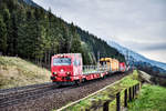 Der Tunnelrettungszug mit X 690 003-9 an der Spitze, fährt bei Penk, die Tauernbahn-Südrampe hinauf.