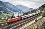 101 074-3 fährt mit dem EC 115  Wörthersee  (Münster (Westf) Hbf - Klagenfurt Hbf), bei Mühldorf, die Tauernbahn-Südrampe hinunter.