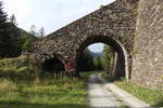 Bis zum 13.11.1999 fuhr man aus dem Bahnhof Mallnitz-Obervellach in einem Rechts- gefolgt von einem Linksbogen in den Dössentunnel und danach ging es entlang der Berglehne über sieben