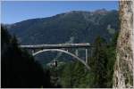 Mit dem Steuerwagen voraus fhrt EC 114  Wrthersee  von Klagenfurt nach Dortmund ber die mchtige Falkensteinbrcke nahe Obervellach.