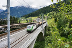 193 240 der SETG überquert mit dem ersten Teil des mit geschlämmter Kreide beladenden Kesselwagenzugs die neue Angerschluchtbrücke.