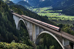 Eine 1144 ist mit dem IC 592 (Salzburg Hbf - Klagenfurt Hbf) auf der Falkensteinbrücke talwärts unterwegs.