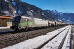 Die von der SETG gemietete 192 212-8 von ELL, durchfährt mit ihrem Kesselwagenzug, auf der Fahrt in Richtung Salzburg den Bahnhof Dorfgastein.