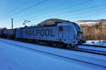 Die von der SETG gemietete 193 801-8 von RAILPOOL, durchfährt mit ihrem Kesselwagenzug, auf der Fahrt in Richtung Salzburg, den aufgelassenen Bahnhof Loifarn  Aufgenommen am 15.2.2017