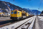 Der Motorturmwagen MTW 100.216 (D-ETE 99 80 9131 001-6) von Plasser & Theurer steht am 15.2.2017 mit zwei Güterwagen im Bahnhof Dorfgastein.