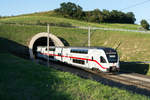 IC 94 hat den 1370 m langen Reiserbergtunnel fast verlassen und fährt der untergehenden Sonne entgegen.