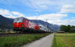 1293 040 ist mit einer Rola auf der Bestandstrecke bei Schwaz in Richtung Wörgl unterwegs, 18.05.2019.