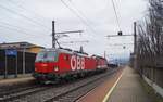 1293 041 durchfährt mit der schadhaften 1144 248 als Lokzug 95376 (Wörgl Hbf - Innsbruck Hbf) die Haltestelle Rum kurz vor den Toren Innsbrucks, 22.12.2019.