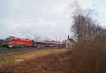 1116 247 mit dem RJ 668 (Salzburg Hbf - Innsbruck Hbf) bei Brixlegg im warmen Morgenlicht, 07.03.2020.