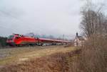 1116 156 war am 07.03.2020 mit dem RJX 660 von Wien Hbf nach Bregenz unterwegs, als sie bei Brixlegg an der Antoniuskapelle vorbeifuhr.