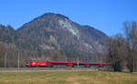 Ein Railjet rauscht bei Schaftenau durch das Inntal westwärts.