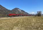 1116 233 mit dem RJ 865  Achensee  (Bregenz - Wien Hbf) bei Schaftenau, 05.03.2022.