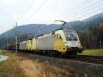 Die ES 64U2 029 und eine BR 189 fahren am 19.11.2008 mit einem GZ durchs Inntal bei Terfens-Weer.