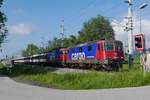 Re 421 394-8 und 421 371-6 mit den Wagen des EC 191, Basel SBB - München, wurden am 30.05.2019 kurz nach dem Bahnhof von Lustenau fotografiert.