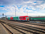 Gleisdorf. Die beiden 5047er-Triebwagen 5074 401 und 5047 402, stehen hier am 12.01.2024 als S31, abfahrbereit nach Weiz.