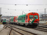 Weiz. Die 5047 401 und 402, stehen hier am 14.01.2024 abgestellt im Bahnhof Weiz.